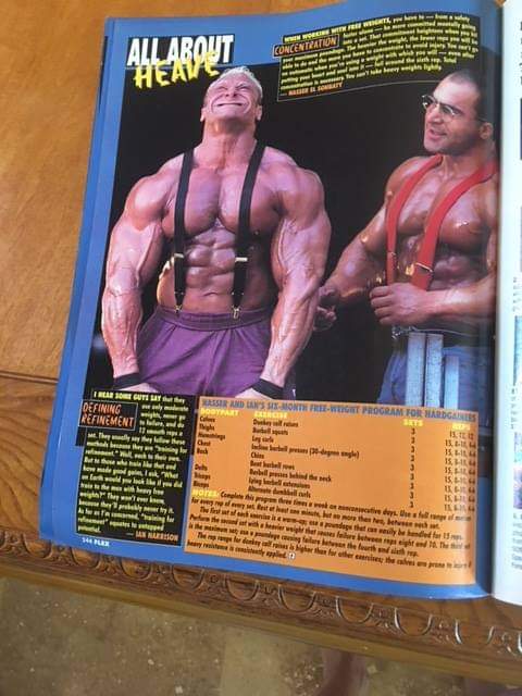 ian harrison e nasser el sonbaty allenano le spalle in un vecchio numero della rivista flex magazine